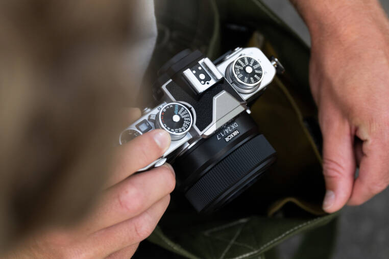 Objetiva compacta e luminosa de distância focal fixa NIKKOR Objetiva compacta e luminosa de distância focal fixa NIKKOR